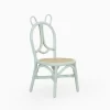 Med en naturlig stil og et originalt design er dette Patsy Kids Rattan Chair. En barnestol som kombinerer et flettet sete med cannage-teknikken med en bueformet ryggstøtte som gir perfekt komfort for våre små, alt laget av rotting, et svært motstandsdyktig materiale. Patsy vil være den perfekte allierte for øyeblikk med moro og læring for de minste i huset. Du kan kombinere den i spillrom, spiserom eller soverom og lage et komfortabelt og koselig hjørne. Bear barnestol i rotting